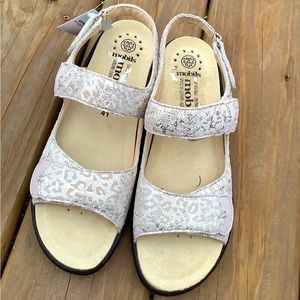 ULTRA COMFY sandals 🌟NEW🌟🌟